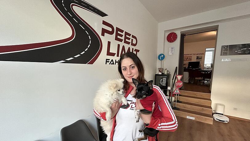 Fahrlehrerin und Fahrschul-Chefin Sophia Khoury mit ihren treuen Hunden Leo und Nila.