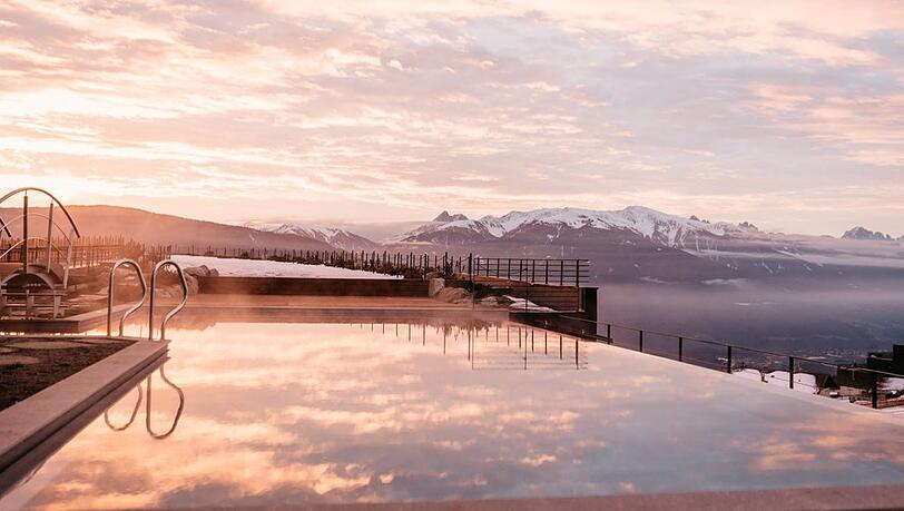 Das Familiamus in Meransen bietet einen traumhaften Blick über die Berge und Täler Südtirols. Das Familiamus in Meransen bietet einen traumhaften Blick über die Berge und Täler Südtirols.