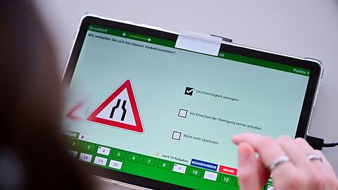Der Fragenkatalog für die Führerscheinprüfung soll abgespeckt werden. (Archivbild)