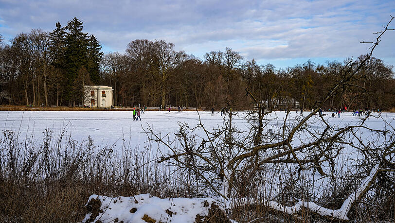 Der Nymphenburger Schlosspark (hier mit Pagodenburg) ist ber&uuml;hmt f&uuml;r seinen uralten Baumbestand.
