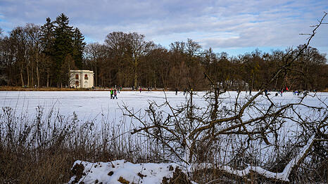 Der Nymphenburger Schlosspark (hier mit Pagodenburg) ist ber&uuml;hmt f&uuml;r seinen uralten Baumbestand.