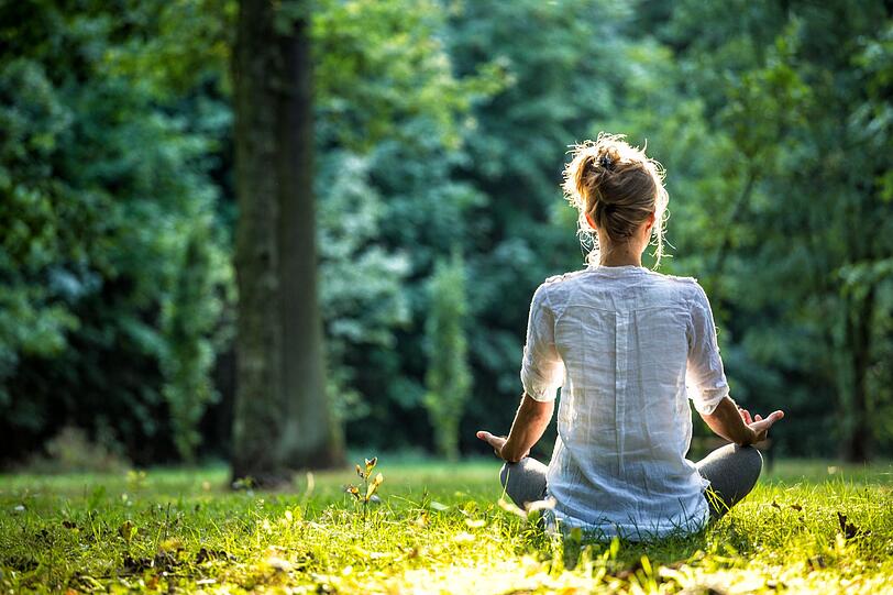 Nicht jedem fällt es leicht, vom Ständig-Erreichbar-Modus an mehreren Bildschirmen gleichzeitig aufs bloße achtsame Sein zwischen Bäumen umzuschalten. Entspannungsübungen wie zum Beispiel Meditation können den Übergang erleichtern. Nicht jedem fällt es leicht, vom Ständig-Erreichbar-Modus an mehreren Bildschirmen gleichzeitig aufs bloße achtsame Sein zwischen Bäumen umzuschalten. Entspannungsübungen wie zum Beispiel Meditation können den Übergang erleichtern.