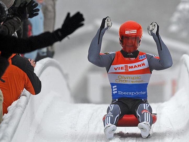 Rodler Felix Loch jubelt beim Weltcup im sächsischen Altenberg
