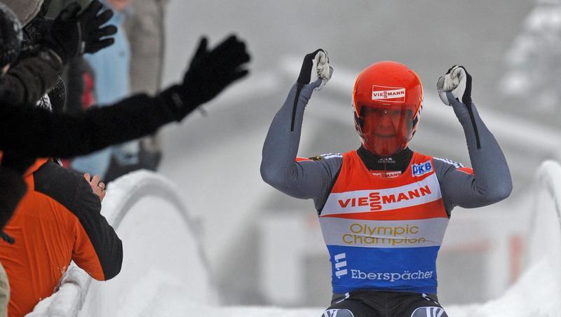 Rodler Felix Loch jubelt beim Weltcup im sächsischen Altenberg