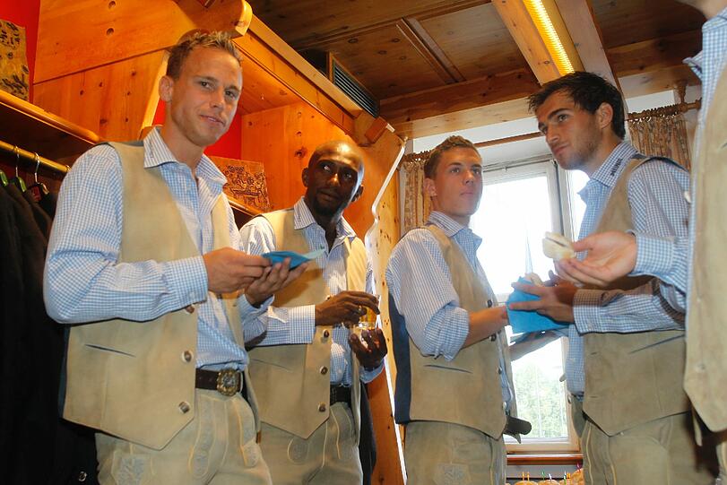 Ein paar Tage vor Wiesn-Auftakt werden die Neuzugänge des TSV 1860 mit Lederhosen ausgestattet