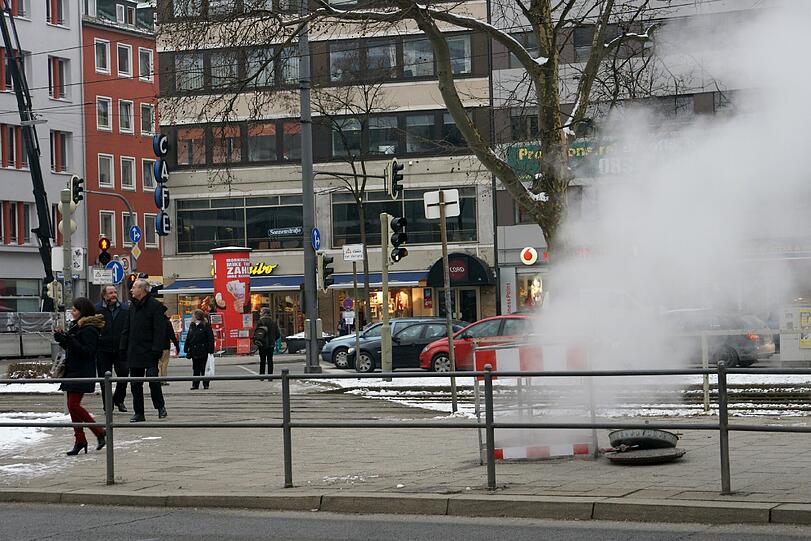 Die Sonnenstraße ist am Montagmorgen überflutet worden. Die Bilder vom Einsatz