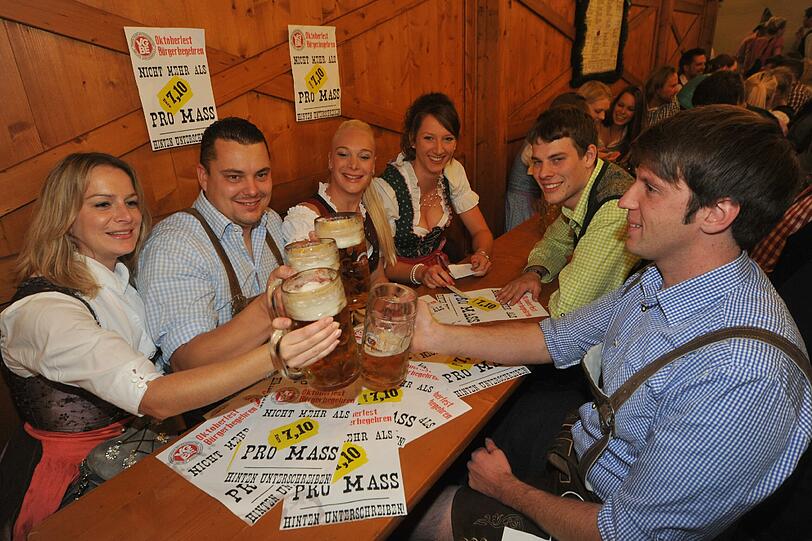 Biertest auf der Wiesn: Der Verein gegen betrügerisches Einschenken hat fast 100 Maß unter die Lupe genommen