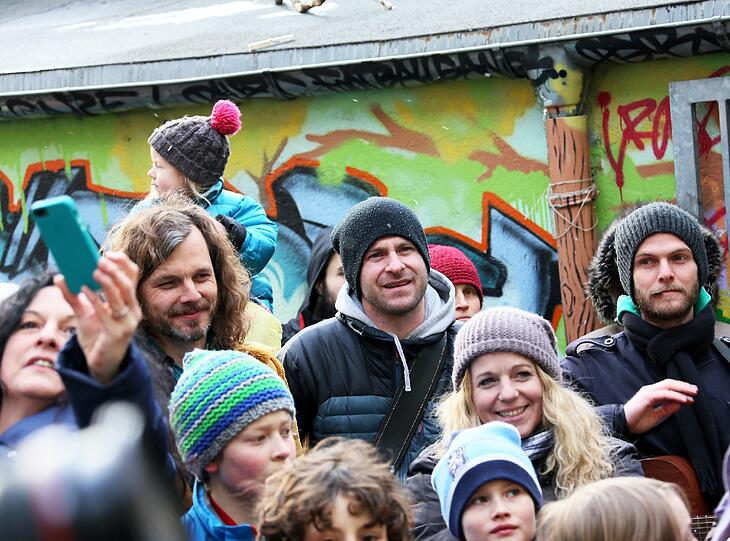 Fußballer Bastian Schweinsteiger, Ex-Profi Mehmet Scholl, Basketballer Steffen Hamann und Sänger Peter Brugger haben sich an einem freien Nachmittag trotz Kälte am Bolzplatz an der Glockenbachwerkstatt getroffen. Der soll nämlich abgerissen werden - wogegen die Promis mit den Kindern protestieren. Die Bilder