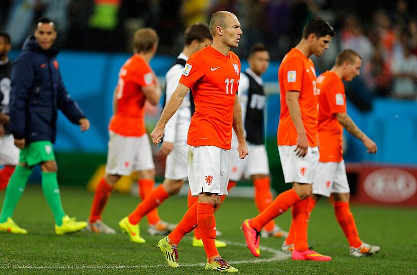 Die große Enttäuschung bei Arjen Robben und den Niederländern nach dem verlorenen Elfmeterschießen. Erneut ist Oranje kurz vorm Ziel gescheitert.