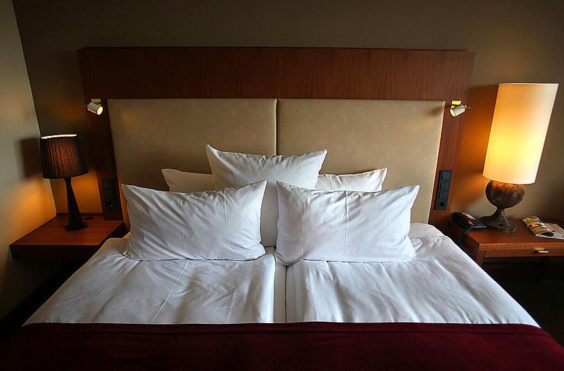 Ein Hotelbett in Köln.