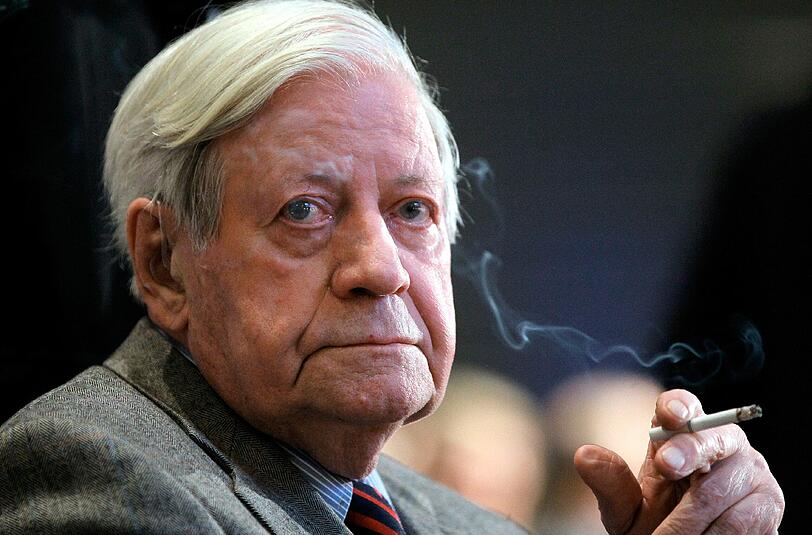 Helmut Schmidt muss nicht auf das Rauchen verzichten.