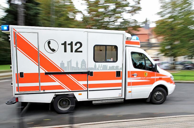 Der Sturz des Mädchens wurde vom Autodach abgebremst. Die Kleine brach sich lediglich den Arm.