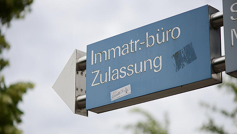 Zu schlecht für den Wunsch-Studiengang? Mittlerweile sieht es für Abiturienten mit weniger guten Abschlüssen nicht mehr so düster aus. Zu schlecht für den Wunsch-Studiengang? Mittlerweile sieht es für Abiturienten mit weniger guten Abschlüssen nicht mehr so düster aus.