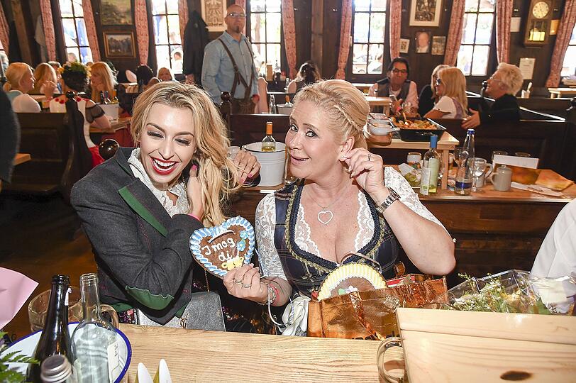 Frohes Herz Wiesn: Claudia Effenberg (re.) feiert u.a. mit Verena Kerth (li.) ihren Geburtstag