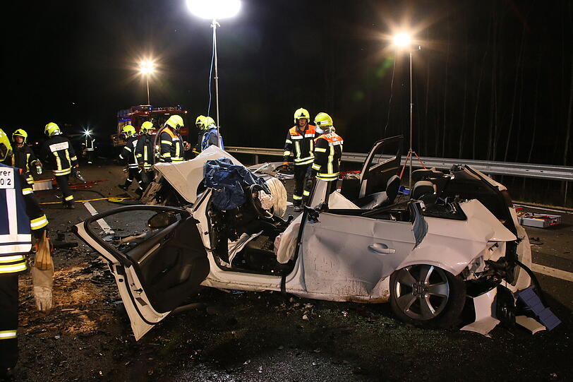 Insgesamt fünf Fahrzeuge waren in den schweren Verkehrsunfall auf der B20 zwischen Burghausen und Marktl im Landkreis Altötting verwickelt.