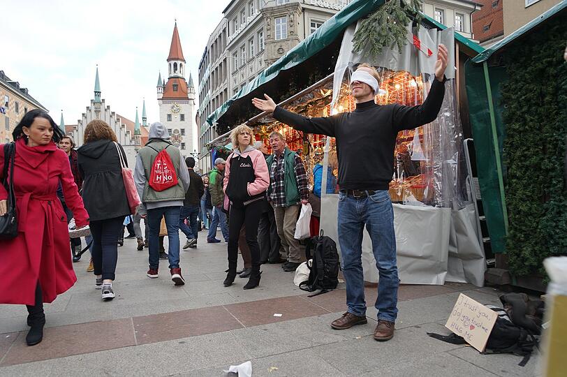 Ein Mann mit Augenbinde zog am Mittwoch die Blicke am Marienplatz auf sich.