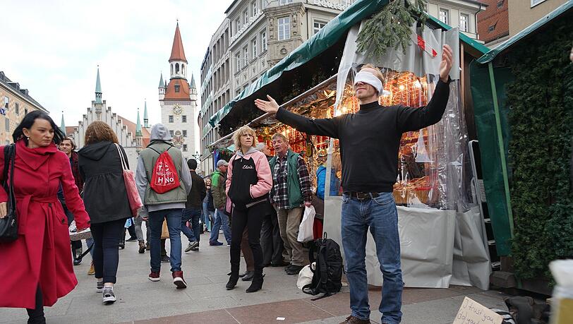 Ein Mann mit Augenbinde zog am Mittwoch die Blicke am Marienplatz auf sich. Ein Mann mit Augenbinde zog am Mittwoch die Blicke am Marienplatz auf sich.