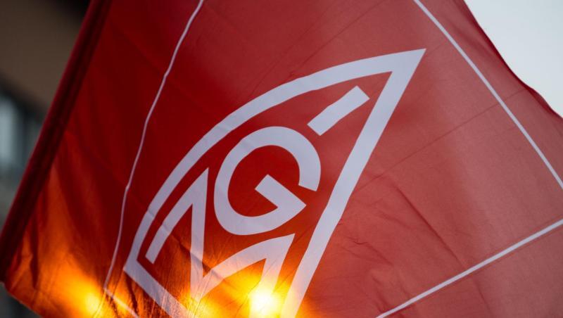 Eine Fahne mit dem Logo der IG-Metall wird geschwenkt. Foto: Lino Mirgeler/Archiv Eine Fahne mit dem Logo der IG-Metall wird geschwenkt. Foto: Lino Mirgeler/Archiv