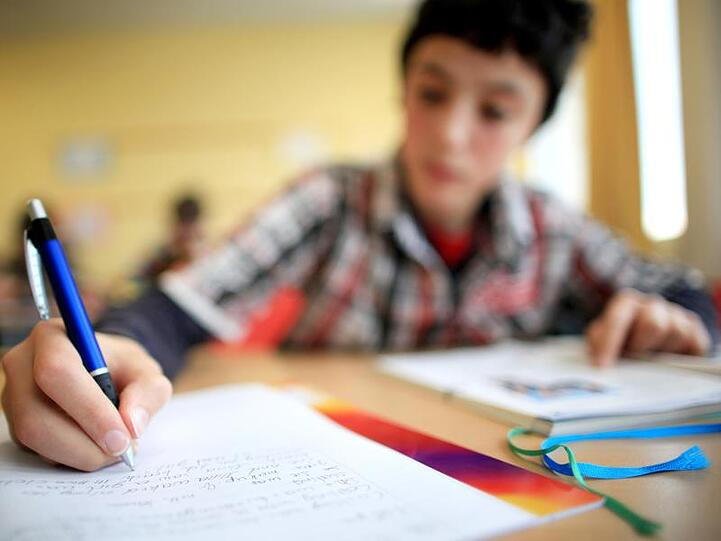 Nach Zahlen der Caritas haben 2017 mehr als 52.000 Jugendliche die Schule ohne Abschluss beendet.