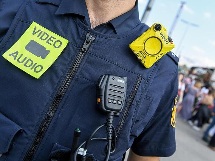 Bodycams wirken in aufgeheizten Situationen oft deeskalierend. Doch was geschieht mit den Aufnahmen?