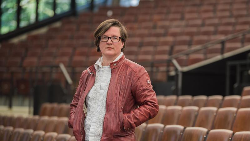 Die künstlerische Leiterin der Wunsiedler Luisenburg-Festspiele, Birgit Simmler, steht im Saal. Foto: Nicolas Armer/Archivbild Die künstlerische Leiterin der Wunsiedler Luisenburg-Festspiele, Birgit Simmler, steht im Saal. Foto: Nicolas Armer/Archivbild