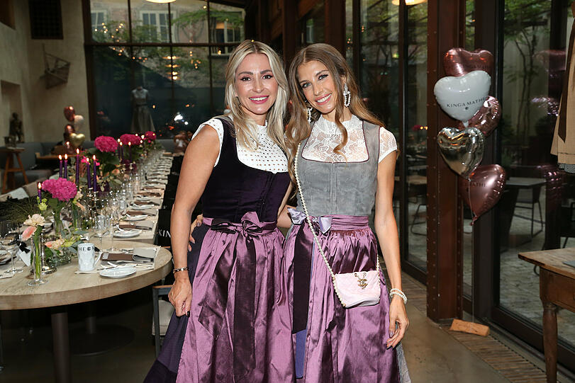 Trachtendesignerin Kinga Mathe und Moderatorin Cathy Hummels