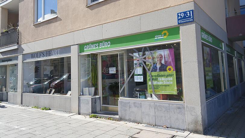 Mit Klebeband ist die gebrochene Scheibe gesichert.