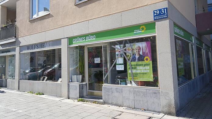 Mit Klebeband ist die gebrochene Scheibe gesichert.