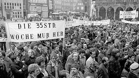 Mitarbeiter der Klöckner-Werke fordern am 17. November 1978 auf dem Marktplatz von Bremen auf einem Transparent die 35-Stunden-Woche.