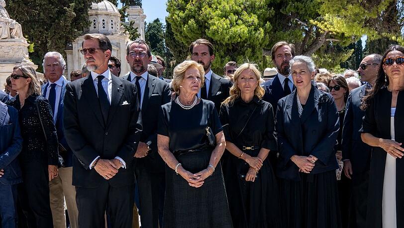 Mitglieder der ehemaligen griechischen Königsfamilie bei einer Beerdigung in Athen im August 2024. Mitglieder der ehemaligen griechischen Königsfamilie bei einer Beerdigung in Athen im August 2024.