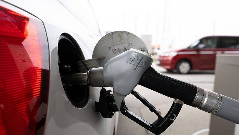 Um knapp 17 Cent sank die Steuer auf Benzin und Diesel - komplett ist dies bisher nicht an den Zapfs&auml;ulen angekommen. (Archivbild)