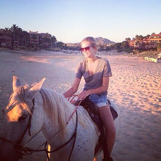 Ein bisschen Action darf es im Urlaub aber dann doch sein: Toni Garrn bei einem Ausritt. Ihr Freund Leonardo DiCaprio ist jedoch nicht in Sicht.