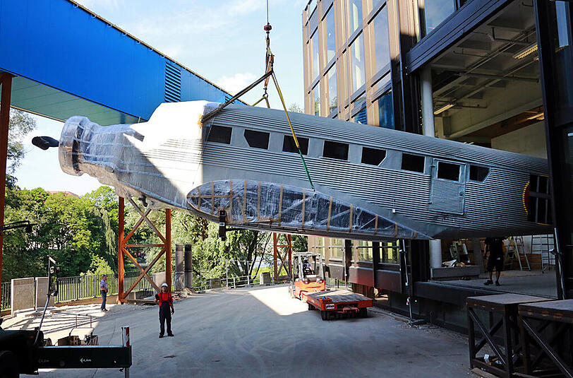 Ganz vorsichtig, bitte! Die Ju 52 wird aus der Halle des Museums gehoben und einmal gedreht.