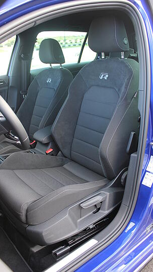 Die Sportsitze im Golf R sind sehr bequem und bieten ausgezeichneten Seitenhalt.