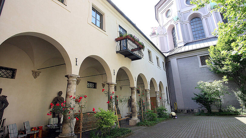 München und Italien? Da war doch was. Manchmal stimmt&rsquo;s sogar &ndash; wie hier im Klosterhof hinter der Michaelskirche am Jesuitenkloster.