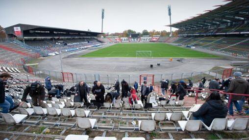 Kurz vor dem Abriss: Fans durften die Sitzschalen in der Nordkurve des Wildparkstadions abschrauben und mitnehmen. Kurz vor dem Abriss: Fans durften die Sitzschalen in der Nordkurve des Wildparkstadions abschrauben und mitnehmen.