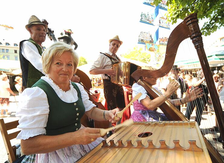 Impressionen vom  dritten Brunnenfest am Viktualienmarkt: Viel Musik, alte Kostüme, ein Tänzchen in Ehren und staunende Besucher.