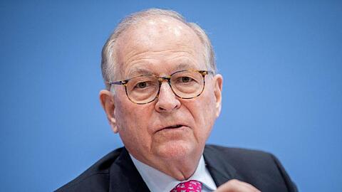 Wolfgang Ischinger spricht bei einer Pressekonferenz. Foto: Kay Nietfeld/dpa/Archivbild