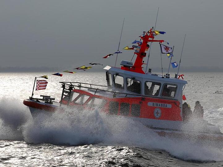 Seenotrettungsboot der Deutschen Gesellschaft zur Rettung Schiffbrüchiger (DGzRS) auf der Ostsee.