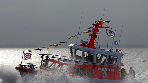 Seenotrettungsboot der Deutschen Gesellschaft zur Rettung Schiffbrüchiger (DGzRS) auf der Ostsee.
