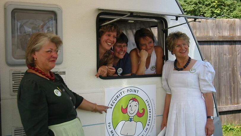 Vor 20 Jahren im Wohnwagen: Hannelore Güntner (v.l.), Sabine Wieninger, Sibylle Härtl, Maike Bublitz und die ehemalige Bürgermeisterin Gertraud Burkert am ersten Security-Point. Vor 20 Jahren im Wohnwagen: Hannelore Güntner (v.l.), Sabine Wieninger, Sibylle Härtl, Maike Bublitz und die ehemalige Bürgermeisterin Gertraud Burkert am ersten Security-Point.