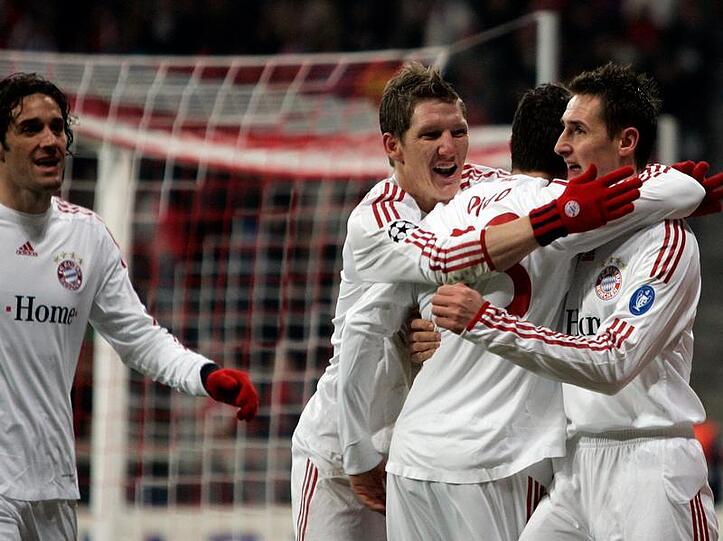 Die Bayern-Spieler bejubeln den Torschützen Miroslav Klose (r).