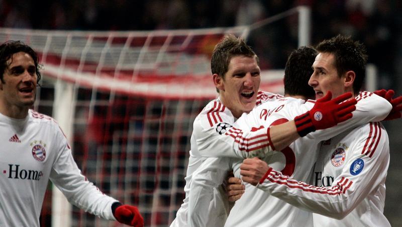 Die Bayern-Spieler bejubeln den Torschützen Miroslav Klose (r). Die Bayern-Spieler bejubeln den Torschützen Miroslav Klose (r).