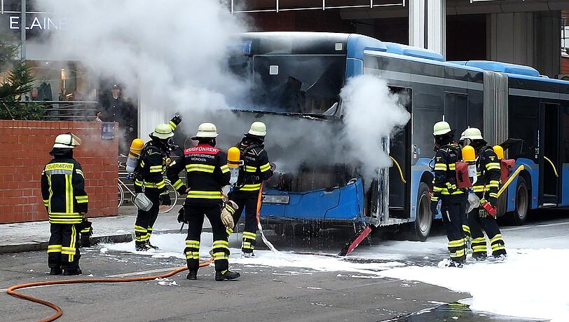 Am Arabellapark brennt ein Linienbus, es kommt niemand zu Schaden. Am Arabellapark brennt ein Linienbus, es kommt niemand zu Schaden.