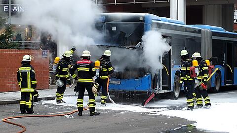 Am Arabellapark brennt ein Linienbus, es kommt niemand zu Schaden.
