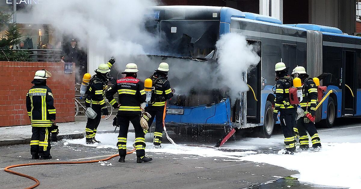 Feuerwehreinsatz-am-Arabellapark-Linienbus-ger-t-in-Brand