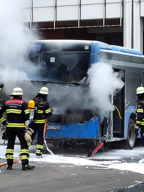 Am Arabellapark brennt ein Linienbus, es kommt niemand zu Schaden.