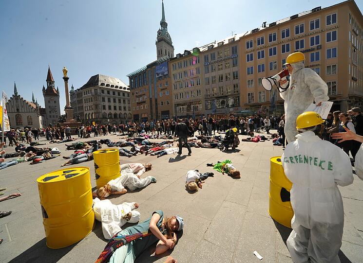Auf dem Marienplatz demonstrieren Atomkraftgegner am Samstag gegen die Atomkraft.