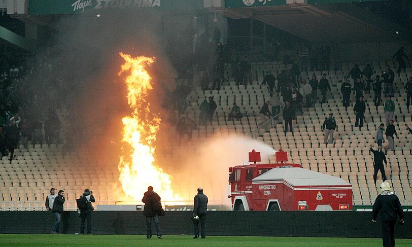 Schwere Aussreitungen in Athen: Im Duell zwischen Panathinaikos und Olympiakos geriet der Fußball zur Nebensache. Chaoten ließen es im Athener Stadion brennen, es gab viele Verletzte. Das Spiel wurde abgebrochen. Die Bilder