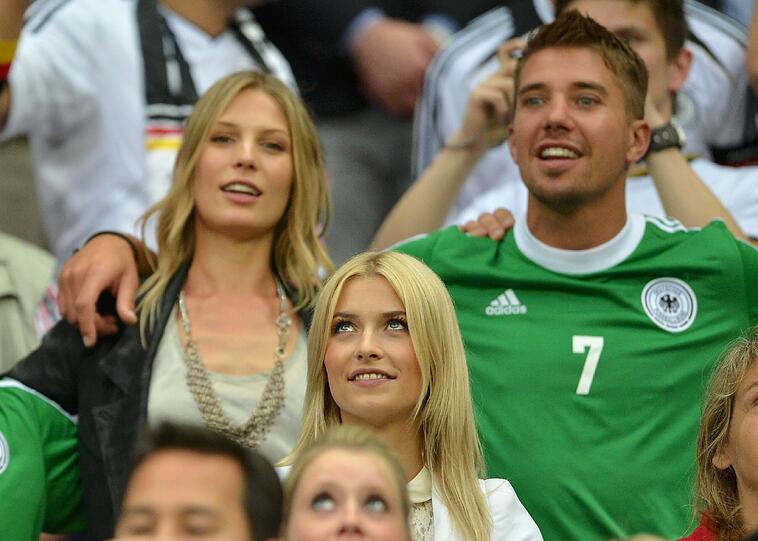 Sarah neben dem Basketballer Steffen Hamann.